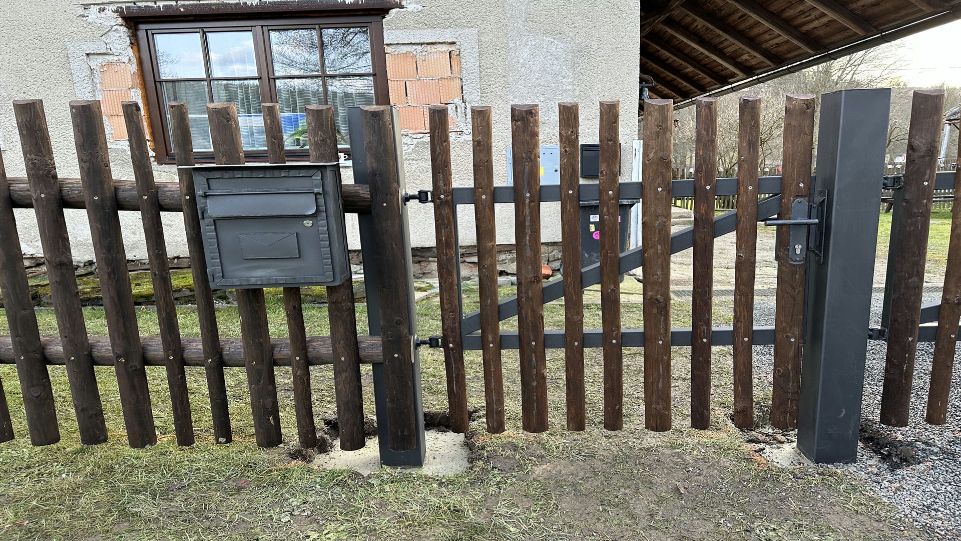 Obrázek 6 / Dřevěné ploty - strojně loupané   - realizace Ubušínek 02-2023
